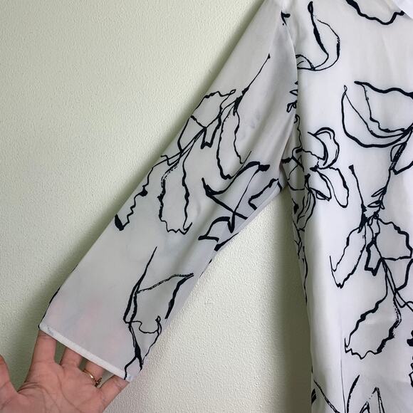 Showpo white & black minimalistic floral abstract line crop sleeve blouse Size 4 - Picture 3 of 6
